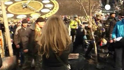 Poliziotti disertano per proteggere i manifestanti di piazza Maidan