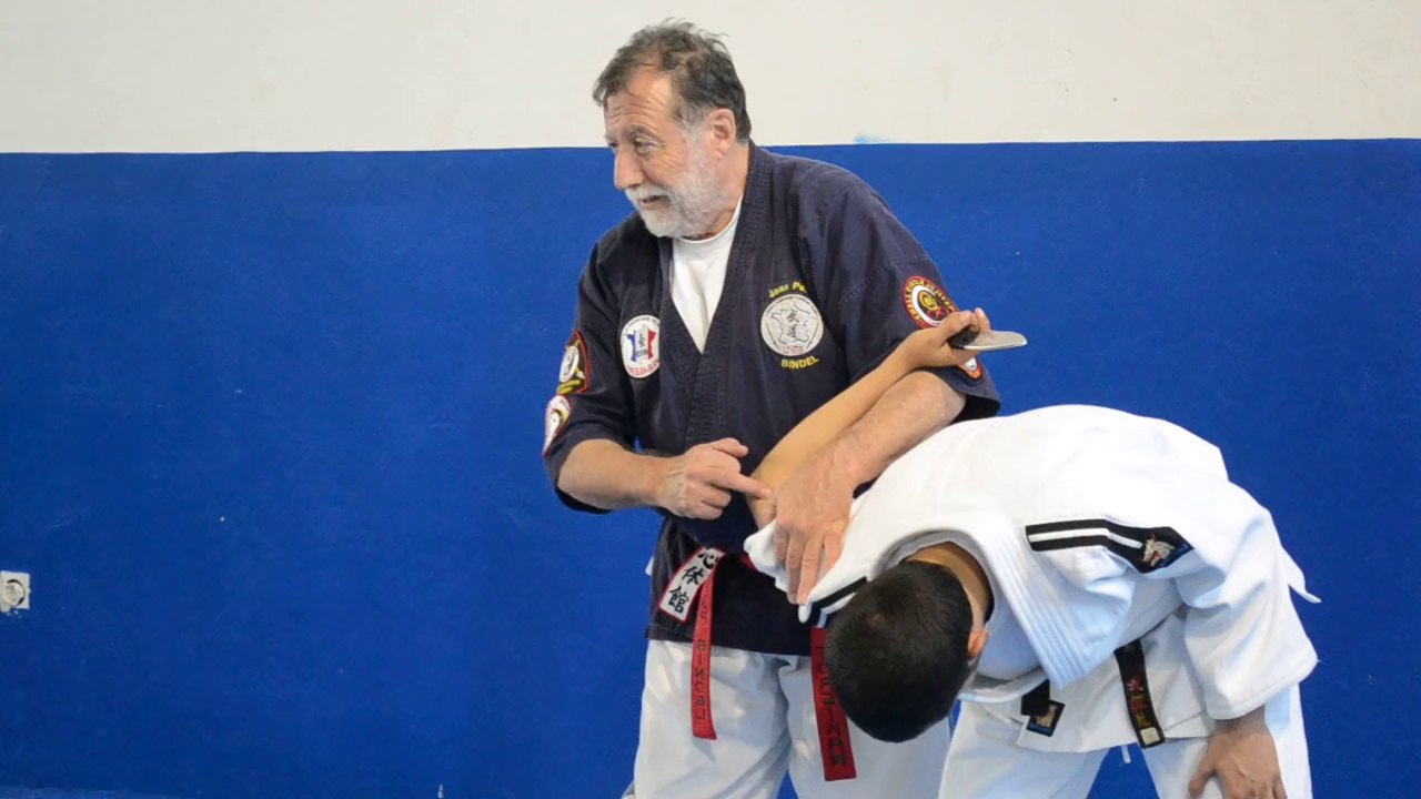Clé de coude en torsion contre attaque basse au couteau
