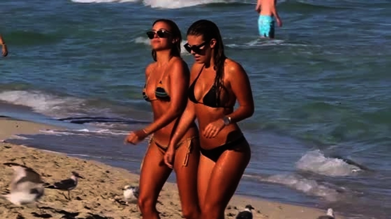 Bikinimodels strömen an den Strand in Miami