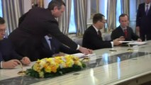 Ukraine: Polish foreign minister warns 'Back deal or die'