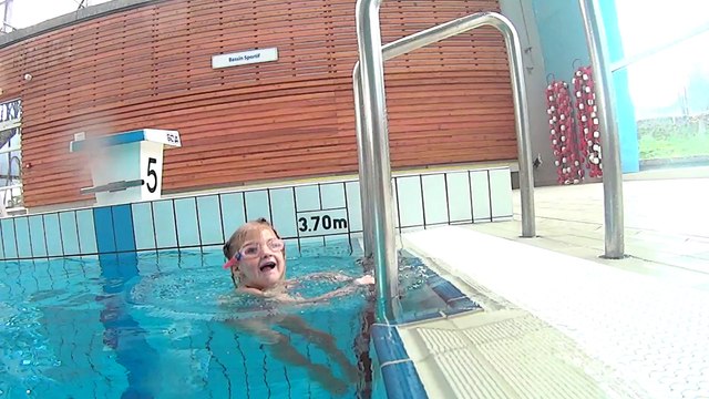 Emy 02fev 2014! elle essaie d'aller au fond 3.70 m..... sony as15