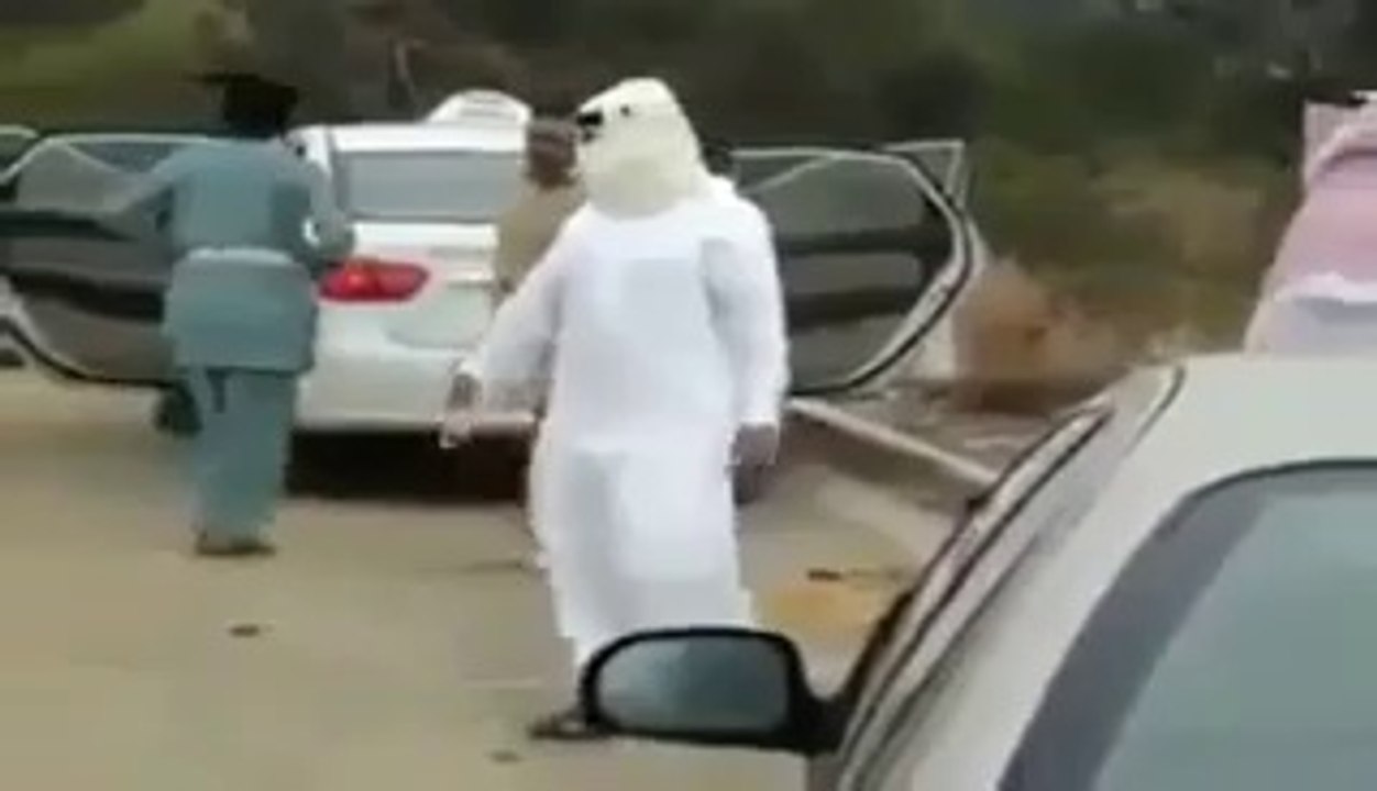 ھاھاھا پاکستانی ہر جگہ جا کر ہر کسی کو اپنے رنگ میں رنگ دیتے ہیں