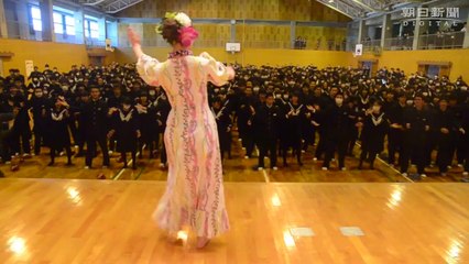 20140221フラガール、福島の思い 宇土中高でダンス 熊本