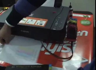 Renkli şeffaf tanklı yazıcının kurulum videosu