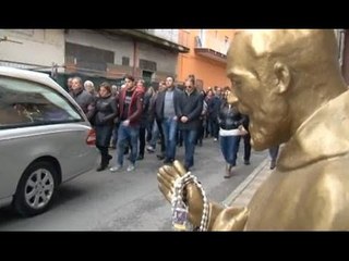 Casalnuovo (NA) - I funerali del commerciante suicida: "L'hanno ucciso" -1- (21.02.14)
