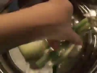 Korean Food_ Spicy Beef Soup (_↔컻__= YukGaeJang)_clip7