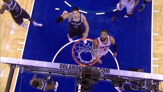 Tyson Chandler se dunke sur la tête... et les arbitres refusent le panier décisif