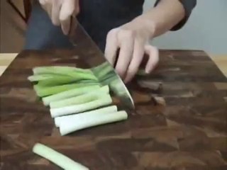 Korean Food_ Spicy Beef Soup (_↔컻__= YukGaeJang)_clip24