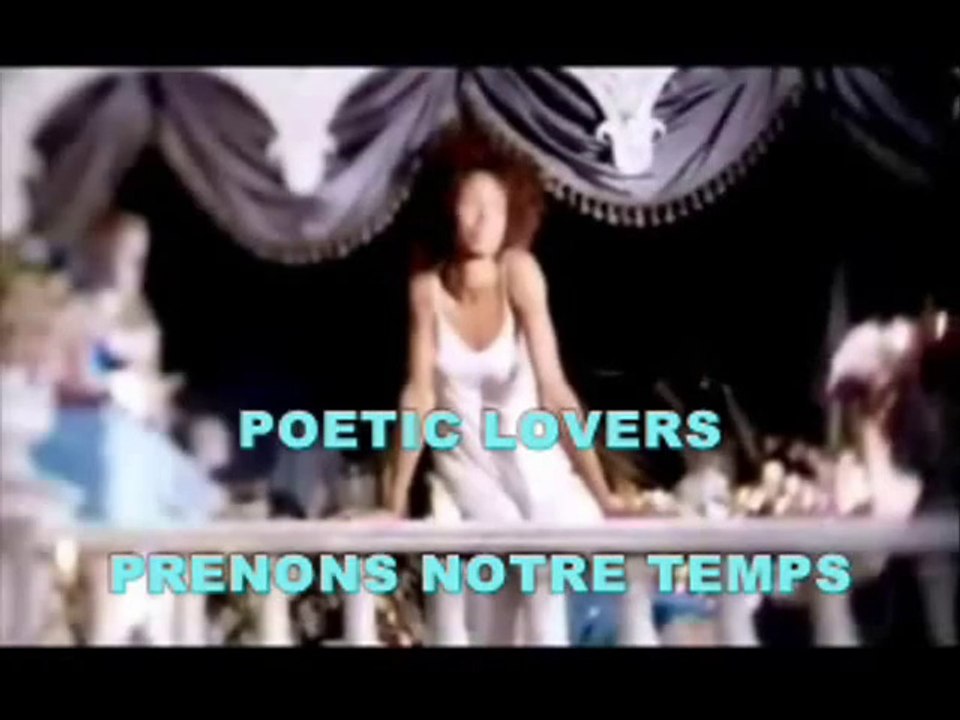 Des amoureux NOIRS en BLANC chantant des chansons en rose