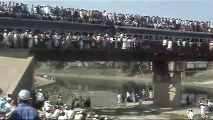 Insane Train Crowd In Bangladesh