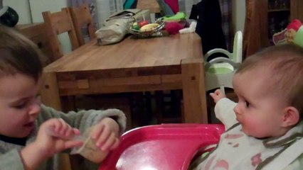 Aloïs me fait manger (3)