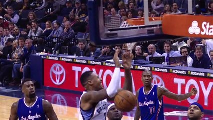 Le plus beau Dunk de l'année : James Johnson qui se lance lui même le ballon sur le panneau et dunk!