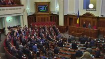 El Parlamento ucraniano destituye al presidente Yanukóvich por 