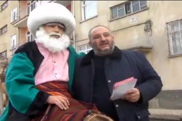 Muhtar adayı, temsili Nasreddin Hoca ile oy istiyor