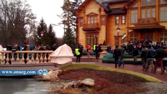 متظاهرون أوكرانيون يسيطرون على مداخل القصر الرئاسى فى غياب التواجد الأمنى