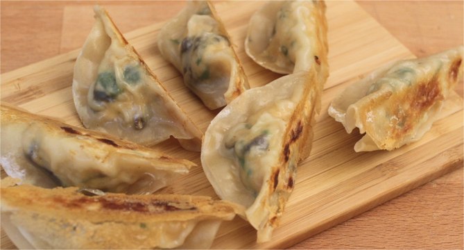 Recette de Raviolis chinois grillés à la poêle - 750 Grammes