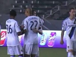 Robbie Keane 40 metreden aşırttı!