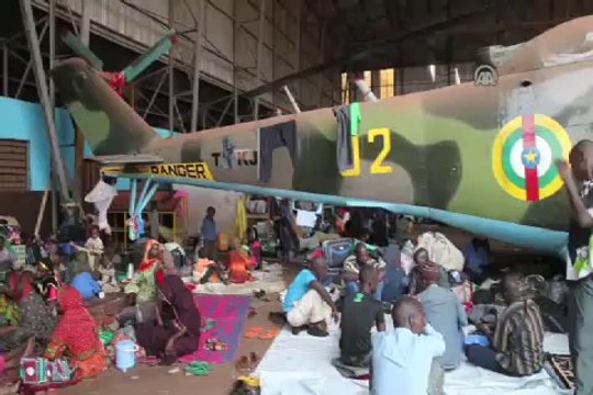 Zulümden kaçan Müslümanlar, havalimanına sığındı