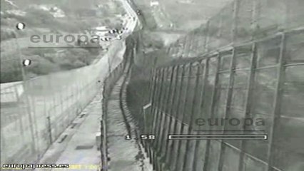 Más de 100 inmigrantes saltan la doble valla de Melilla