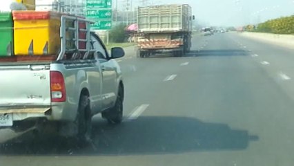 Un camionneur pète un câble sur l'autoroute