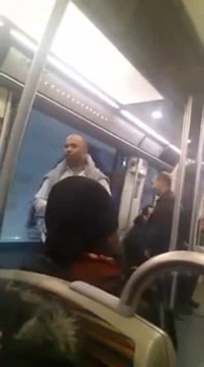 Un SDF bourré fait une demande en mariage dans le métro. Hilarant!