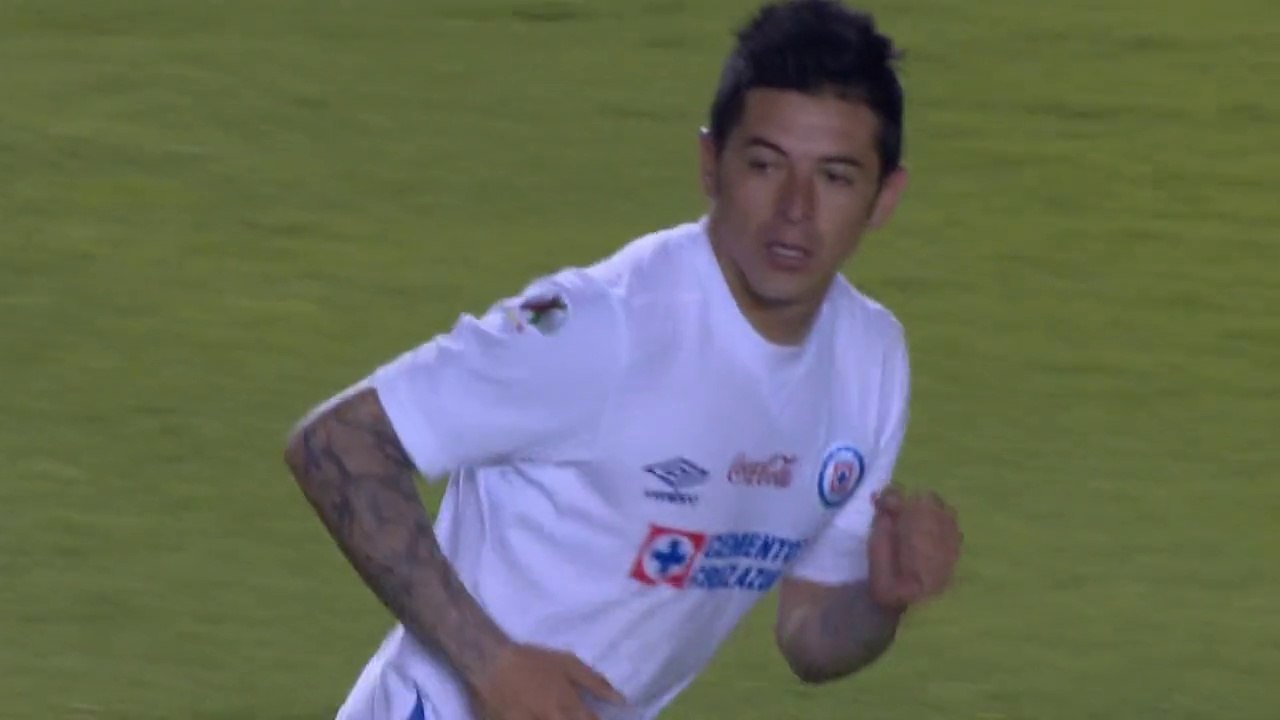 Une reprise de volée improbable de plus de 50 mètres !