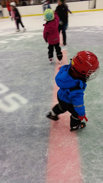 Hampus åker skridskor