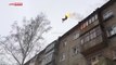 Torche humaine saute du toit d'un immeuble