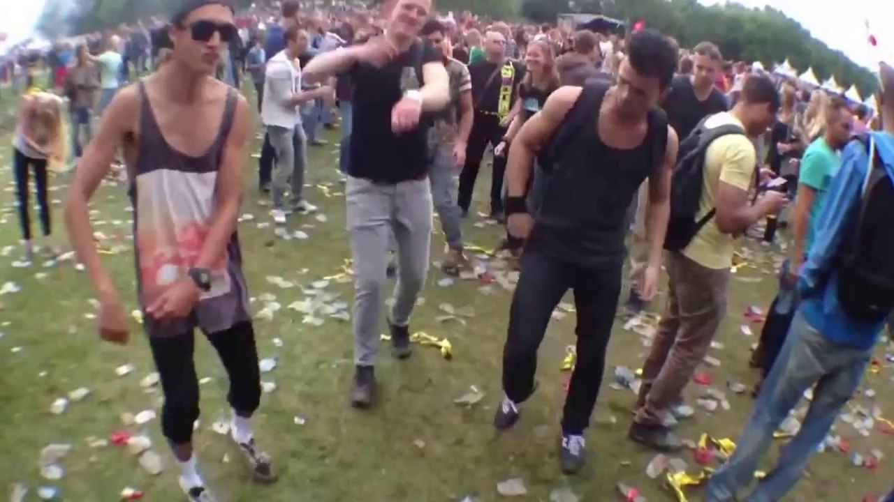 Danser sur Benny Hill au Awakefest 2013
