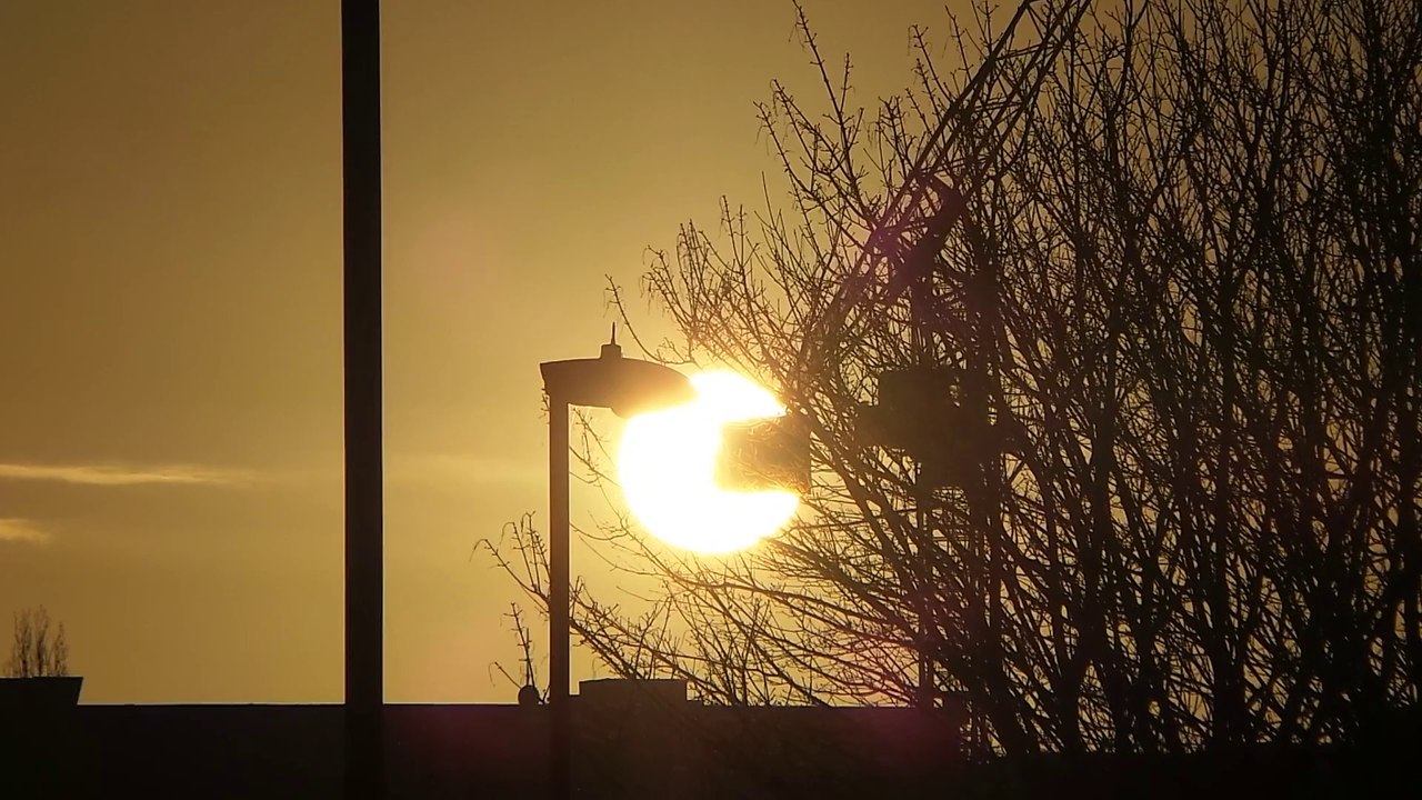 A Rare Yellow Sunrise - Reduced Chemtrails Due To UK Christmas Storms
