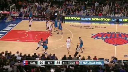 J.R. Smith s’amuse à enlever le bandeau de Vince Carter