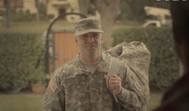 Un soldat américain Gay rentre chez lui.. Saint Valentin !!