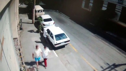 Un voleur se fait botter le cul