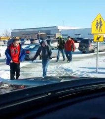 Un papa regarde les écoliers se rétamer sur du verglas