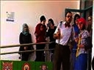 "الأنوف الحمراء" ترافق الأطفال المصابين بالسرطان