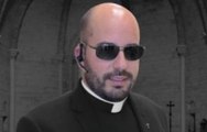 Gap : Un prêtre s'affiche en agent secret - ZAPPING ACTU DU 25/02/2014