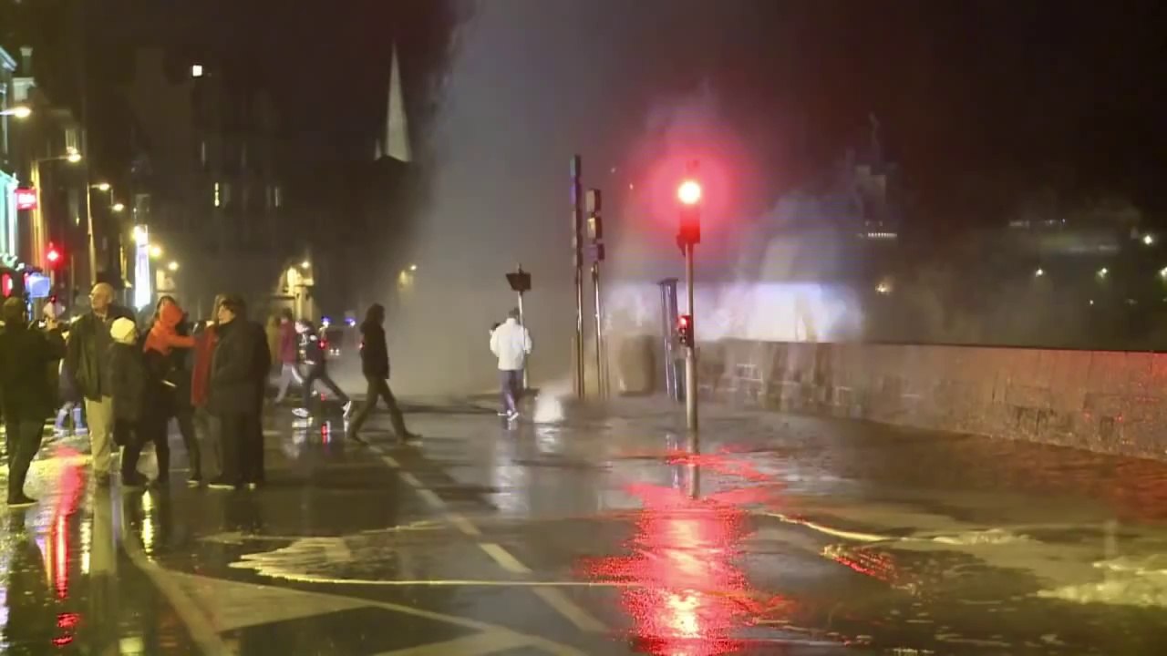 Grandes marées: vagues énormes à Saint-Malo