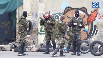 Ukraine: Sur la place Maïdan, les troupes d’auto-défense continuent de s’entraîner