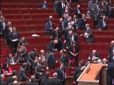 Agacés par une remarque de Valls à Goasguen, les députés de droite quittent l'Assemblée - 25/04