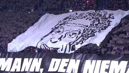 Le vibrant hommage des supporters d'Hambourg à Hermann Rieger