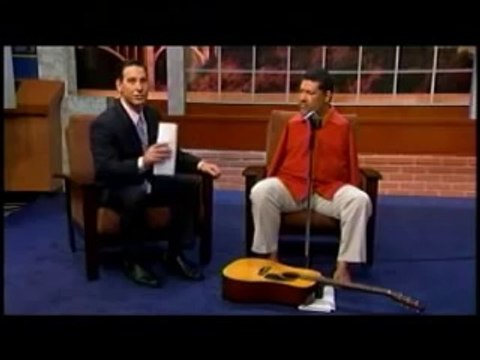 Il joue de la guitare... Avec ses pieds !