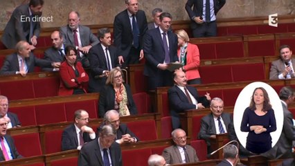 Valls attaque Goasguen sur son passé à "l'extrême droite", l'UMP quitte l'hémicycle [25.02.2014]