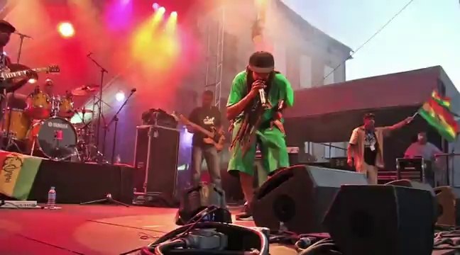 Concert de Yaniss Odua, second volet:rouge jaune vert/la Caraibe ne nous appartient pas