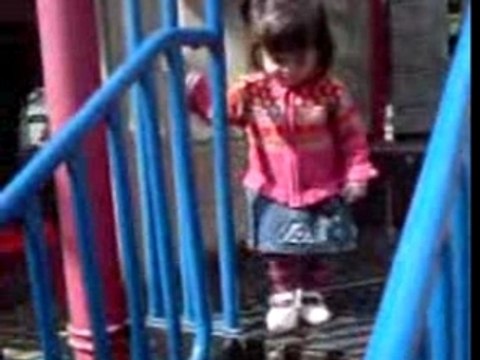 Amelie grimpe les escaliers