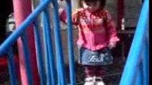 Amelie grimpe les escaliers