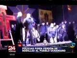 Un centenar de policías piden perdón de rodillas en el oeste de Ucrania