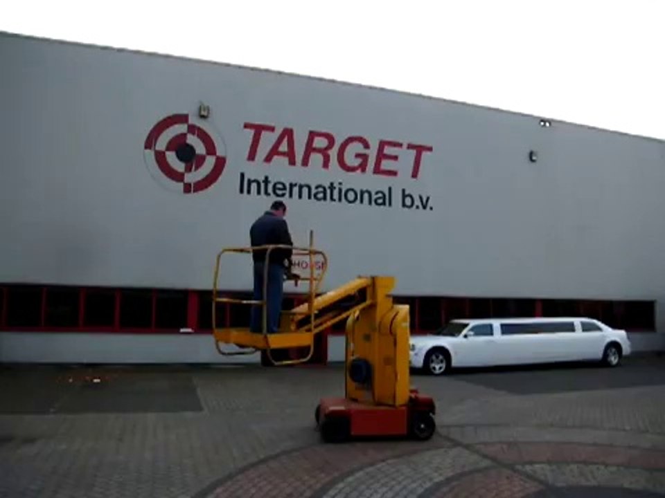 Thang nâng người Lh : 0908882903 Tường