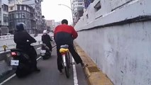 Videos de Risa: Ciclista borracho en una vía para motos (tepillao.com)