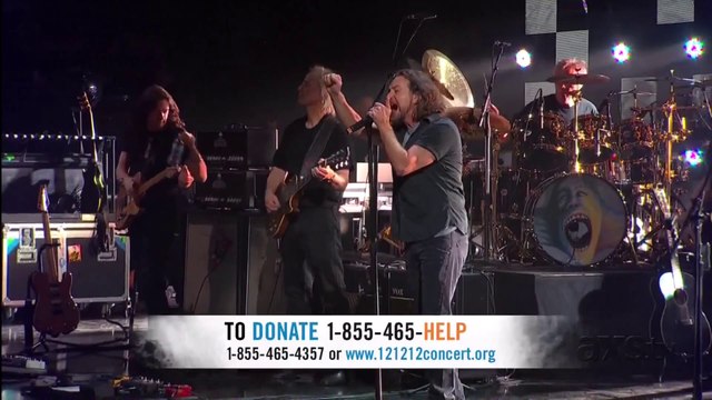 Roger Waters & Eddie Vedder Comfortably Numb 12.12.12