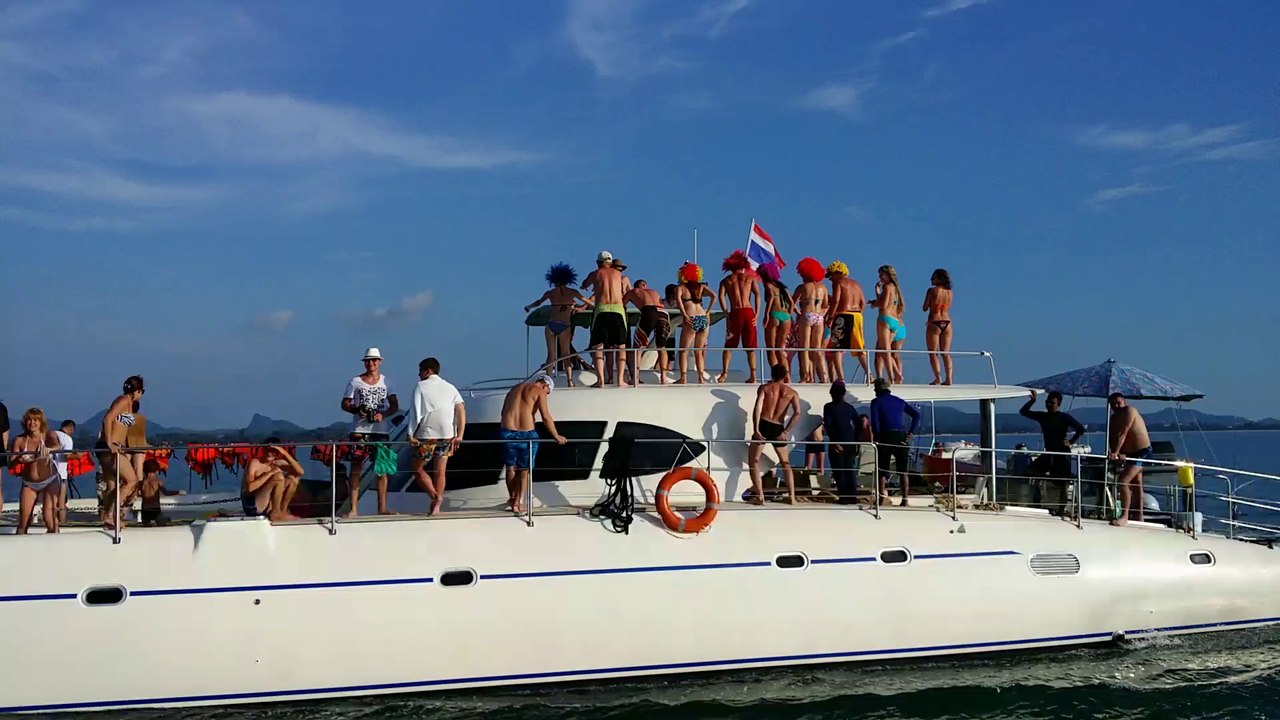 PATTAYA, THAILAND  ...... Dancing battle on Yacht ..1